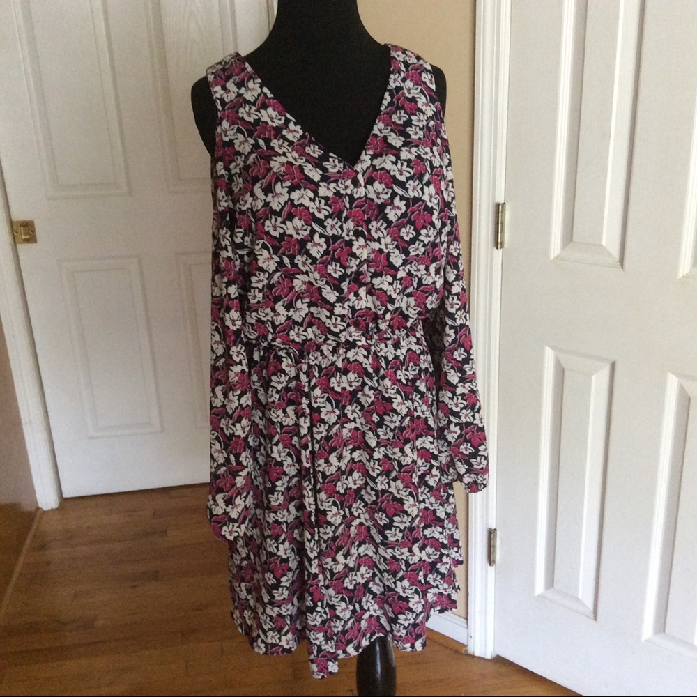 ❤️3/$15❤️ Banana Republic Cold Shoulder Dress - Picture 4 of 14